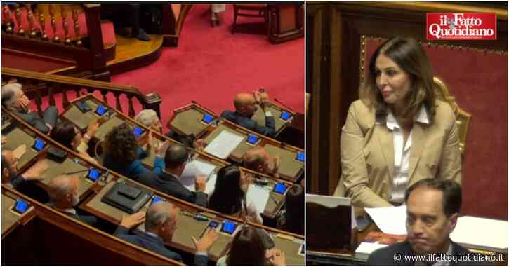 Santanché, Patuanelli annuncia la mozione di sfiducia. E dai banchi M5s parte il coro “Dimissioni” contro la ministra