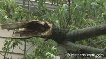 Thousands still without power in St. Louis after weekend storms