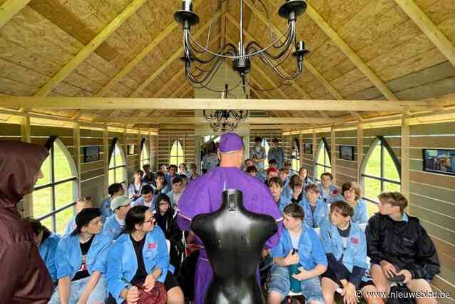 KSA Leiezonen bouwt heuse kerk op kampplaats in Bohon: “Kostte ons twee dagen om het gebouw op te trekken”