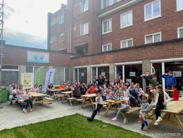 Internaat Tielt krijgt picknickbanken voor de tuin