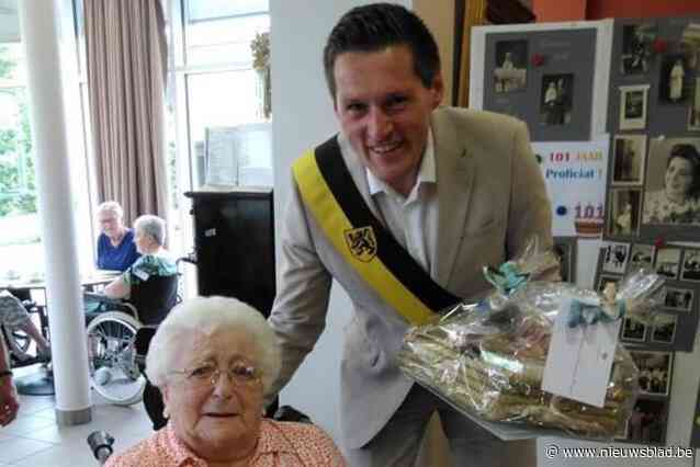 Esther blies in WZC Ave Maria 101 kaarsjes uit