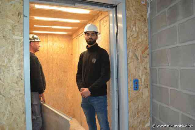 Liftverantwoordelijke Farbod Khati staat dagelijks meer dan acht uur in een lift: “Geen frisse lucht, maar goed om de werf te leren kennen”
