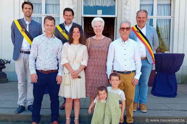 Kapperskoppel Arnold en Rita zitten in gouden huwelijksboot