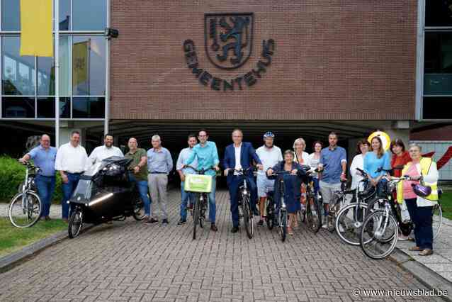 Raadsleden komen met de fiets om beweegmaand in de kijker te zetten