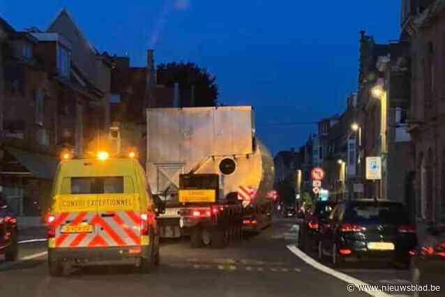 Uitzonderlijk transport van frietketels van 73 ton veroorzaakt enorme verkeershinder: “E40 was door de bruggen geen optie”