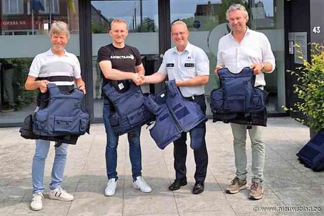 Politiezone Gavers (Deerlijk, Harelbeke) schenkt twaalf kogelwerende vesten aan Oekraïne