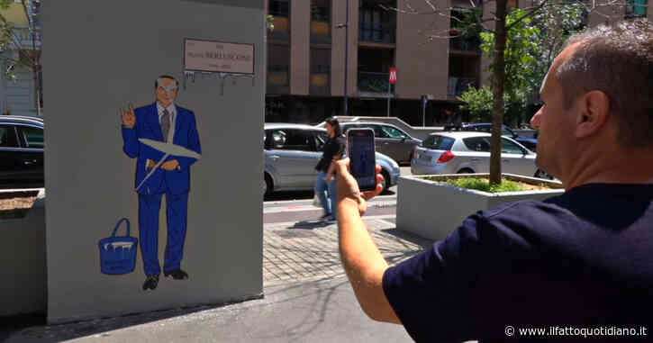 Il nuovo murale di Berlusconi (che fa le corna) ancora vandalizzato a Milano – Video