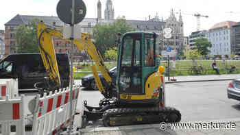 Bagger kippt von Ladefläche ‒ Handwerker leicht verletzt
