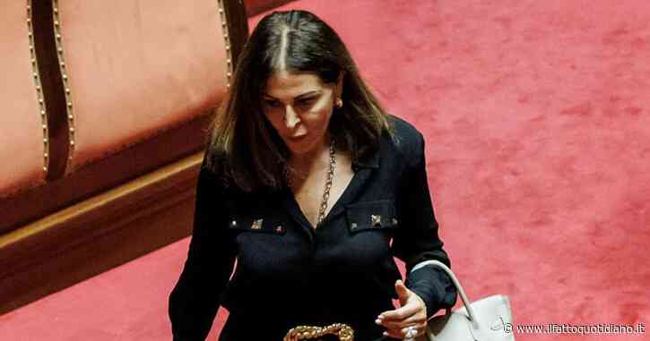 Santanché, la ministra ora “scopre” di essere indagata e grida al complotto. Ma la notizia era ovvia a tutti da mesi (compresa lei)