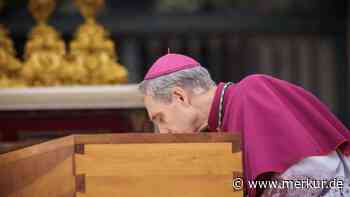 „Gänswein hat Fans“: Schilder entfachen Spekulation über Rückkehr des Erzbischofs