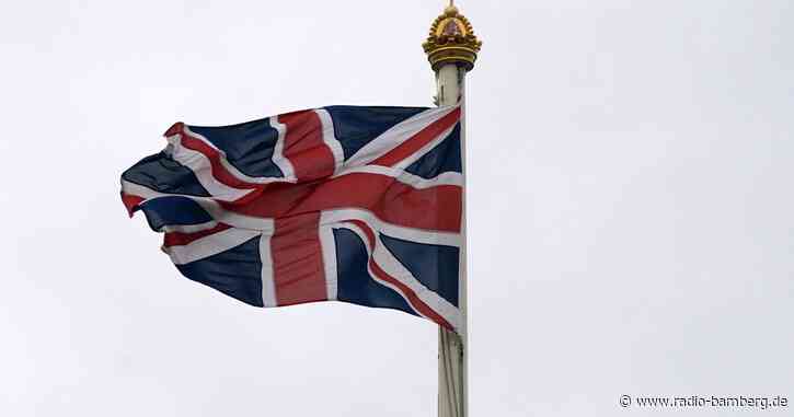 Mann kettet sich an Tor des Buckingham-Palasts