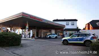 Täter auf der Flucht: Überfall auf Mühldorfer Tankstelle mit Sonnenbrille und Corona-Maske
