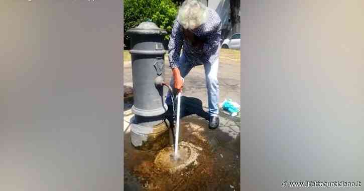 Nuovo video di Grillo sui social: “È il nono tombino che stappo da quando sono a Roma”