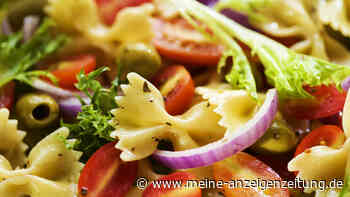 Perfekte Beilage zum Grillen im Sommer: Schneller Nudelsalat ohne Mayo mit Joghurtdressing