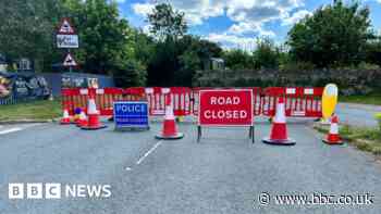 B4070 crash: Man dies after car hits tree in Witcombe