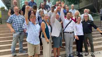 Anti-vaccine doctor's fans flood court, claiming to be 'common-law grand jury' in his $66M lawsuit