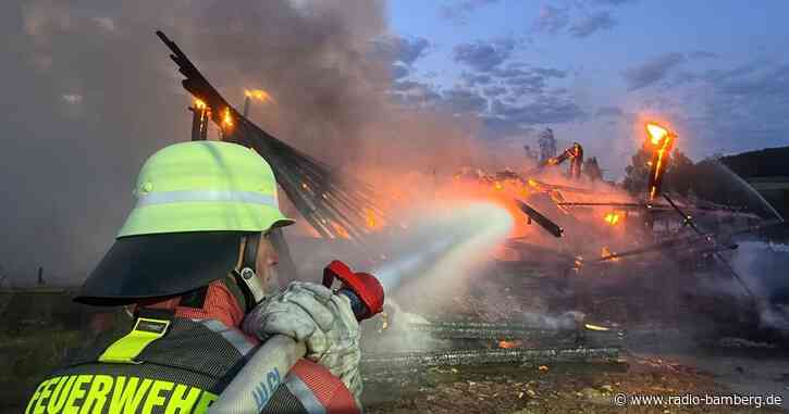 Mehr als 20 Rinder und Kälber verenden bei Scheunenbrand