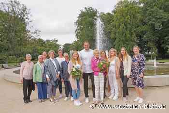 Königinnen und Ehrendamen besuchen Sandwelten in Bad Lippspringe