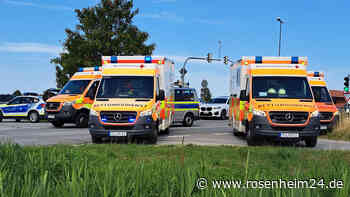 Sattelzug schiebt auf B15 bei Rosenheim drei Autos ineinander