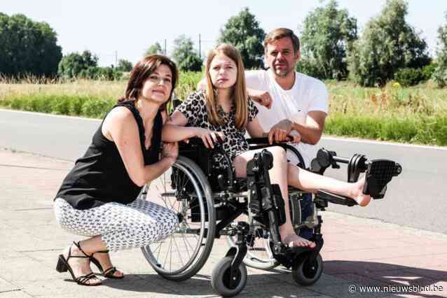 Emily (12) heeft CRPS en kampt met helse pijnen, maar op een behandeling is het wachten: “We zijn ‘on hold’ gezet”