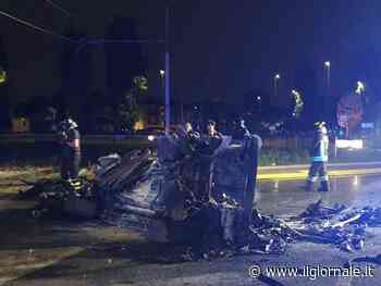 La corsa in strada, poi l'incidente e le fiamme: muore 22enne. Ipotesi gara di velocità