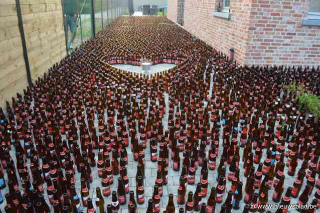 Waarschijnlijk korte huwelijksnacht voor pompier: 8.520 bierflesjes en 355 bierbakken versperren weg naar bruidsbed