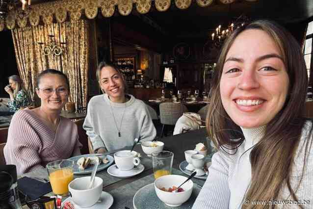 De mama van tweelingzussen Ashley en Megan (22) stierf onverwachts, beste vriendin springt in de bres met een crowdfunding: “Er is momenteel niet genoeg geld voor de begrafenis”