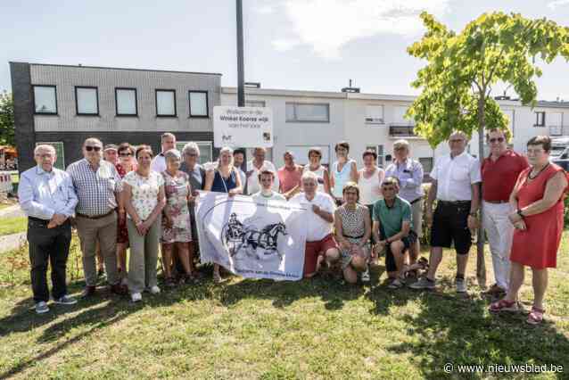Winnende wijk Winkel Koerse heeft voor even eigen bord op het plein: “We kozen deze datum omdat er nu ook kermis is”