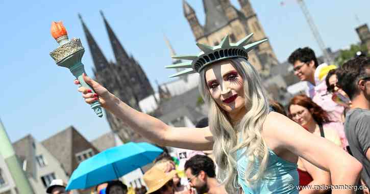 Bunt und laut: Cologne Pride-Parade zieht durch Köln