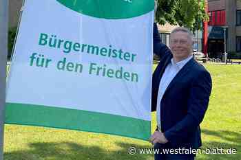 Herford und Hiddenhausen: Friedensfahnen vor den Rathäusern