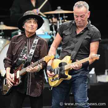 Bruce Springsteen & The E Street Band singing in the rain at BST Hyde Park