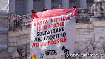 Blitz degli ambientalisti a piazza Venezia: appeso striscione sull'Altare della Patria