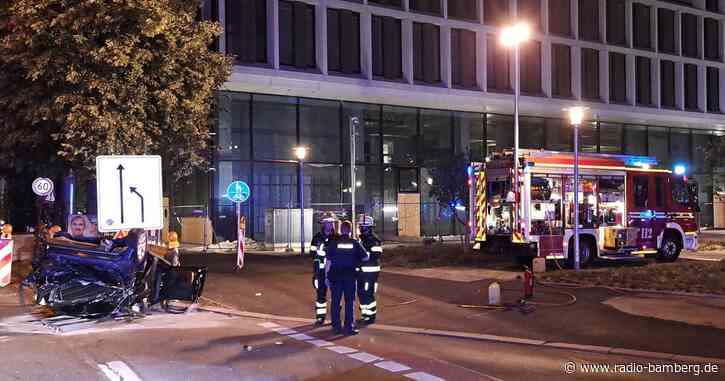 Fahrer erfasst bei Flucht Menschen an Haltestelle