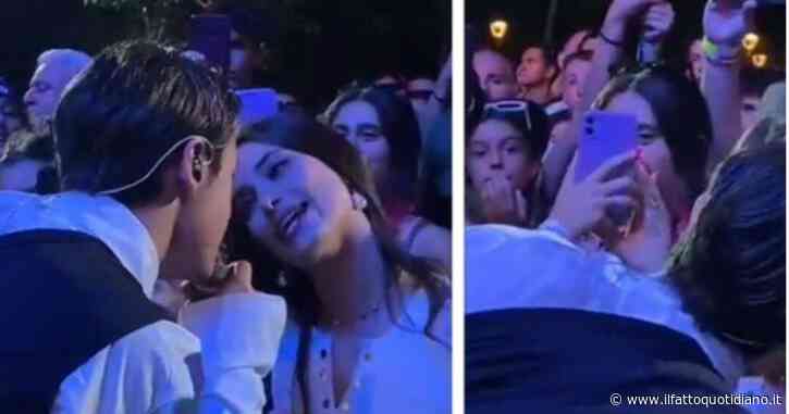 Federico Rossi scende dal palco e bacia una fan durante il concerto: lei reagisce così. E i social si scatenano – VIDEO