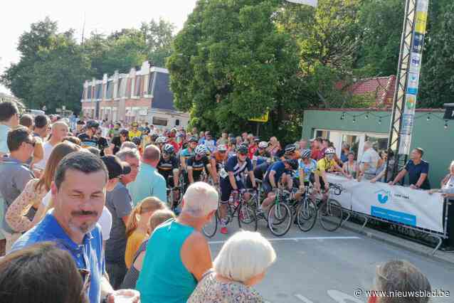 Meer dan duizend toeschouwers genieten van volksfeest tijdens officieus WK retrokoers, pastoor zorgt voor zegeningen