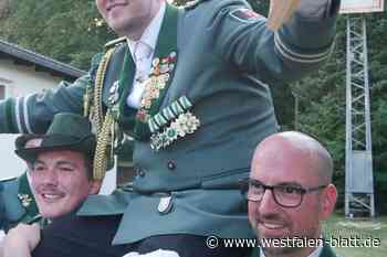 Jubel: Daniel Meier ist neuer Schützenkönig in Bad Lippspringe