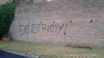 Scritta con vernice spray: vandalizzate le Mura Aureliane di viale Castrense