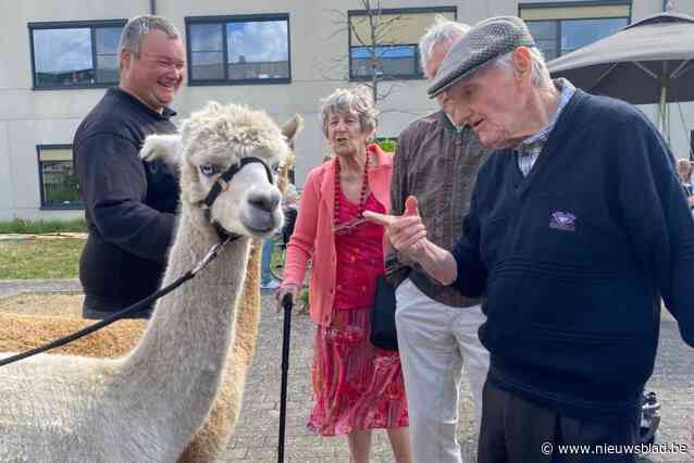 Bewoners woonzorgcentrum krijgen bezoek van boerderijdieren