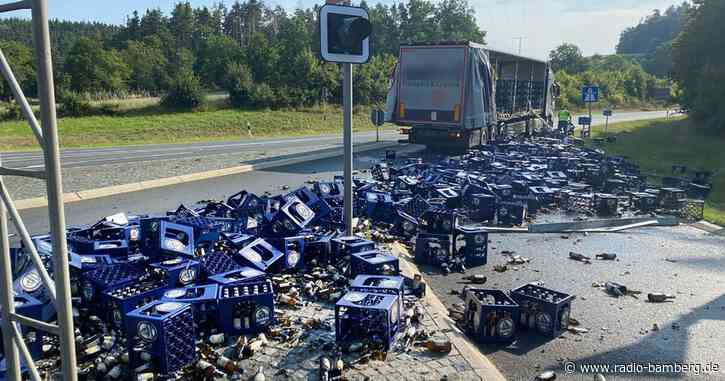 Hunderte Bierkästen auf Autobahnauffahrt
