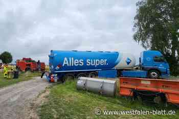 Warburg: Tankwagen rutscht in Straßengraben