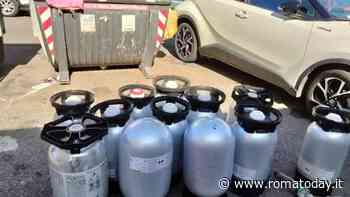 Dodici fusti di birra accanto ai cassonetti: così gli incivili alimentano l'emergenza rifiuti 