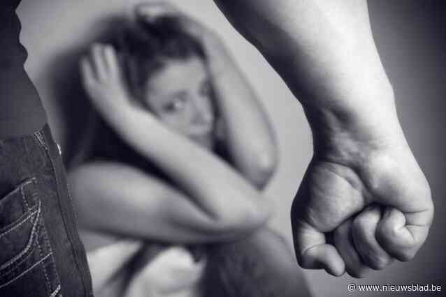 Man dringt met bivakmuts en ijzeren staaf woning van ex binnen en probeert haar te wurgen: vier jaar cel gevraagd