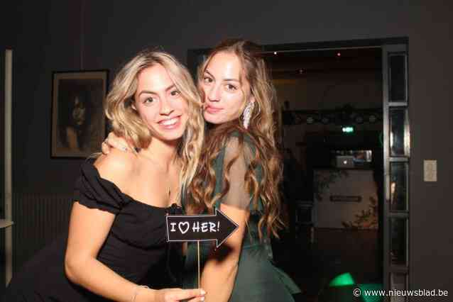 Crowdfundingsactie voor tweelingzussen Ashley en Megan (22) die onverwachts hun mama verloren  groot succes: “Dit hadden we nooit verwacht”