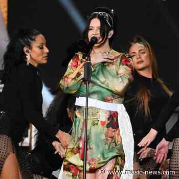 Lana Del Rey apologies for her Glastonbury lateness at BST Hyde Park