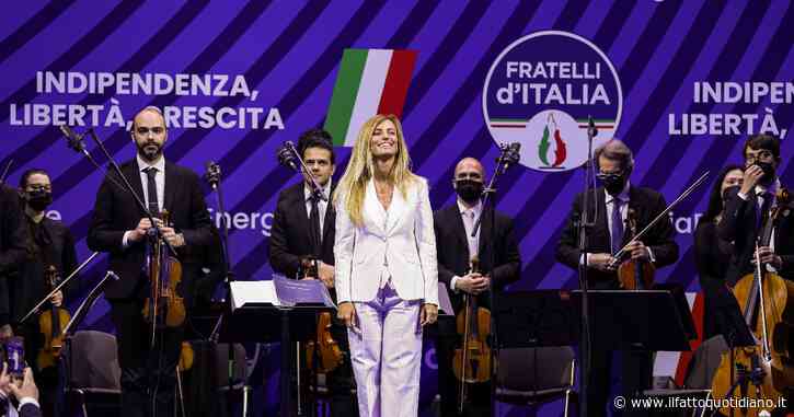 Petizione a Nizza contro Beatrice Venezi: “No al concerto di una neofascista”. Lei replica con un sondaggio: “Giusto così o teste di c…o?”
