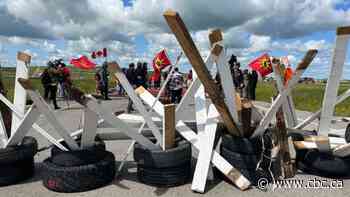 Supporters hold their ground at Winnipeg landfill blockade as noon deadline to leave passes