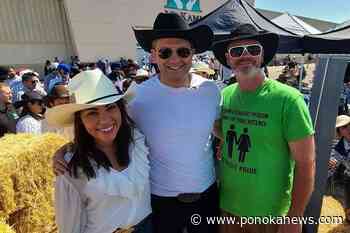 Smith, Poilievre do not agree with ‘straight pride’ message in photo at Stampede