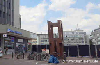 31 Tonnen schweres Einstein-Denkmal von Max Bill in Ulm wird angehoben