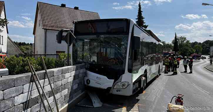 Bus kracht in Forchheim auf Mauer