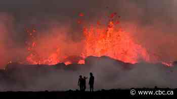 Tourists in Iceland warned to avoid volcanic eruption